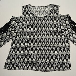 Cato 22/24W Black White Geometric Cold Shoulder Top Crochet Sleeve Plus Size